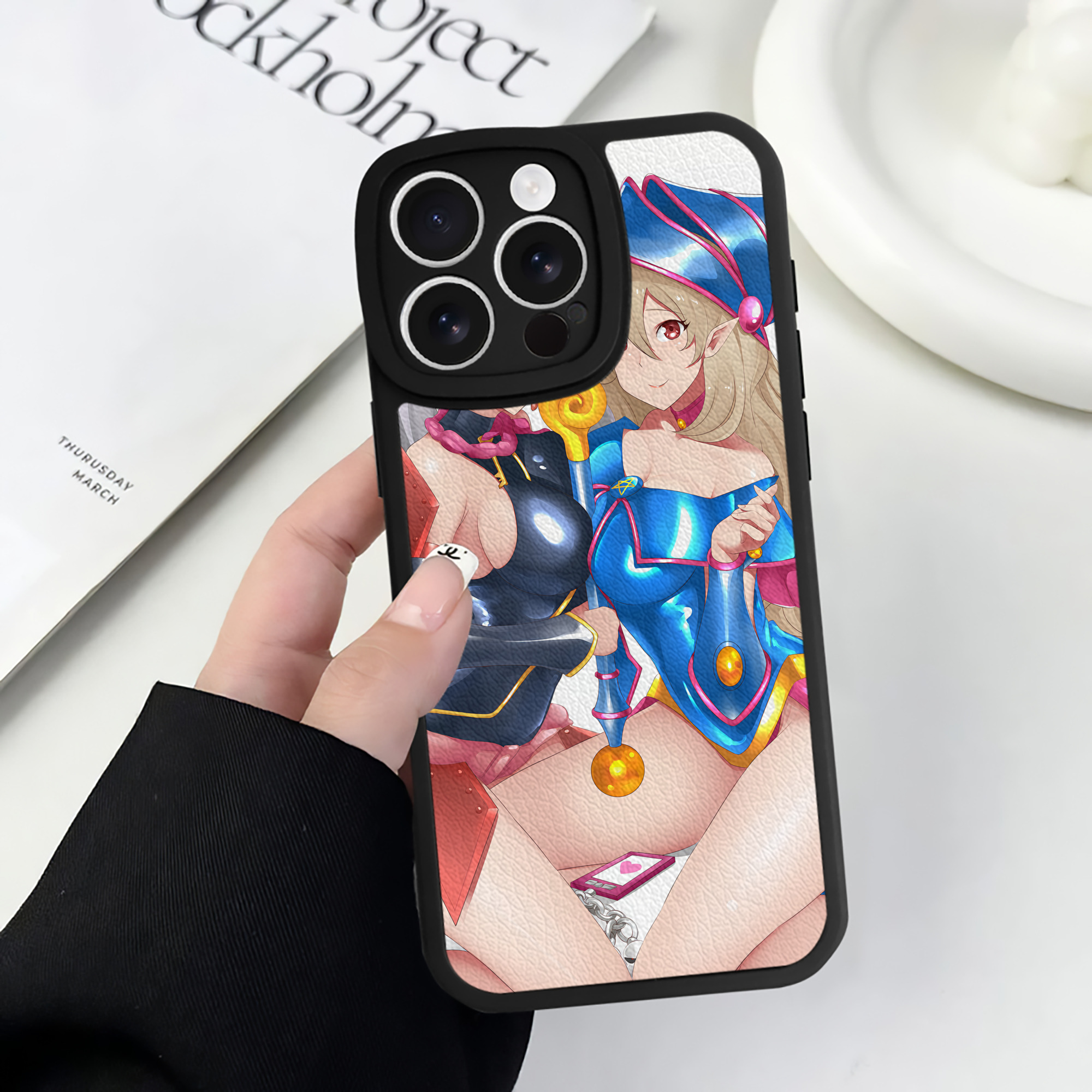（画像用） 遊☆戯☆王 Yu-Gi-Oh! 【iPhone 16シリーズ対応】シリコンスマホケース（レザー調） 材質：シリコン